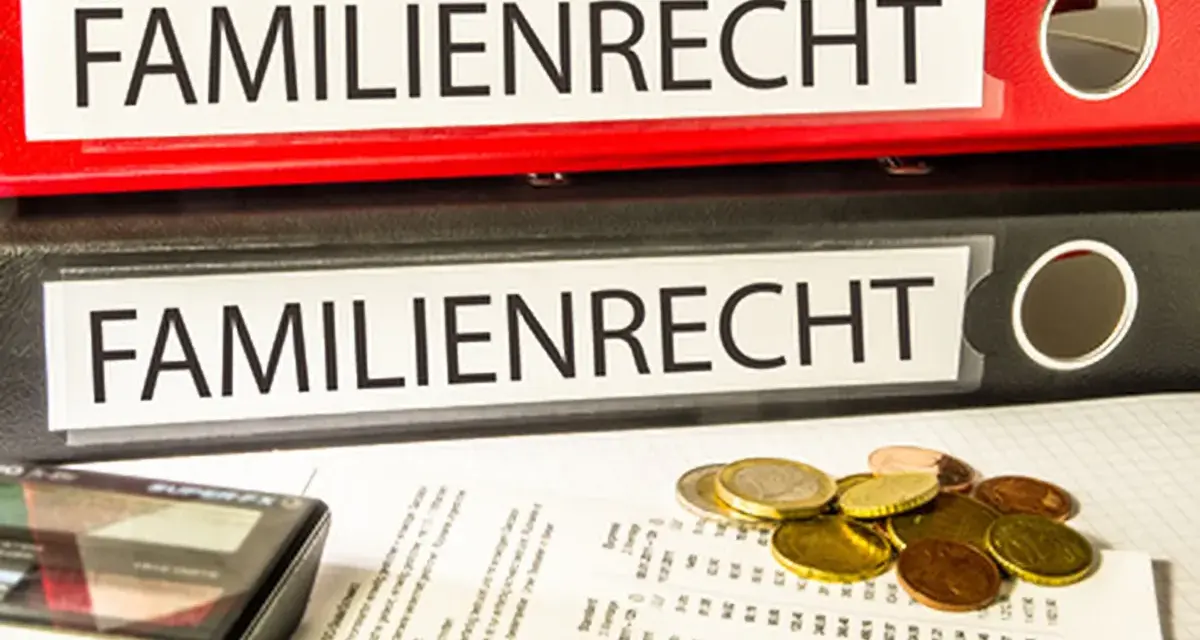 Ordner "Familienrecht" und Dokumente. Der umgangspflicht vater ist hier ein wichtiges Thema.
