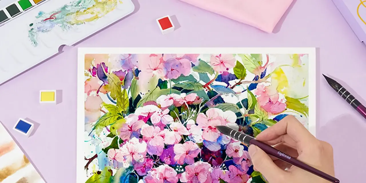 Peinture d'hortensias roses et violets. La différence entre gouache et aquarelle est subtile ici, mais la texture opaque de la gouache pourrait être utilisée pour des touches lumineuses.