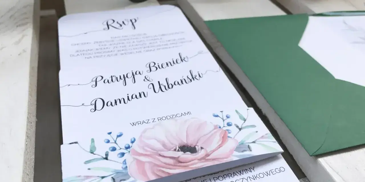 Zaproszenie ślubne Patrycji i Damiana z tekstem "Wraz z rodzicami" i motywem kwiatowym.