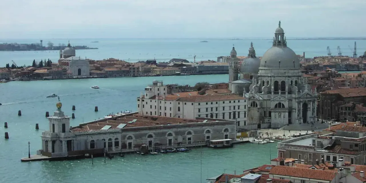 Vista panoramica di Venezia con la Basilica di Santa Maria della Salute e la Dogana da Mar.