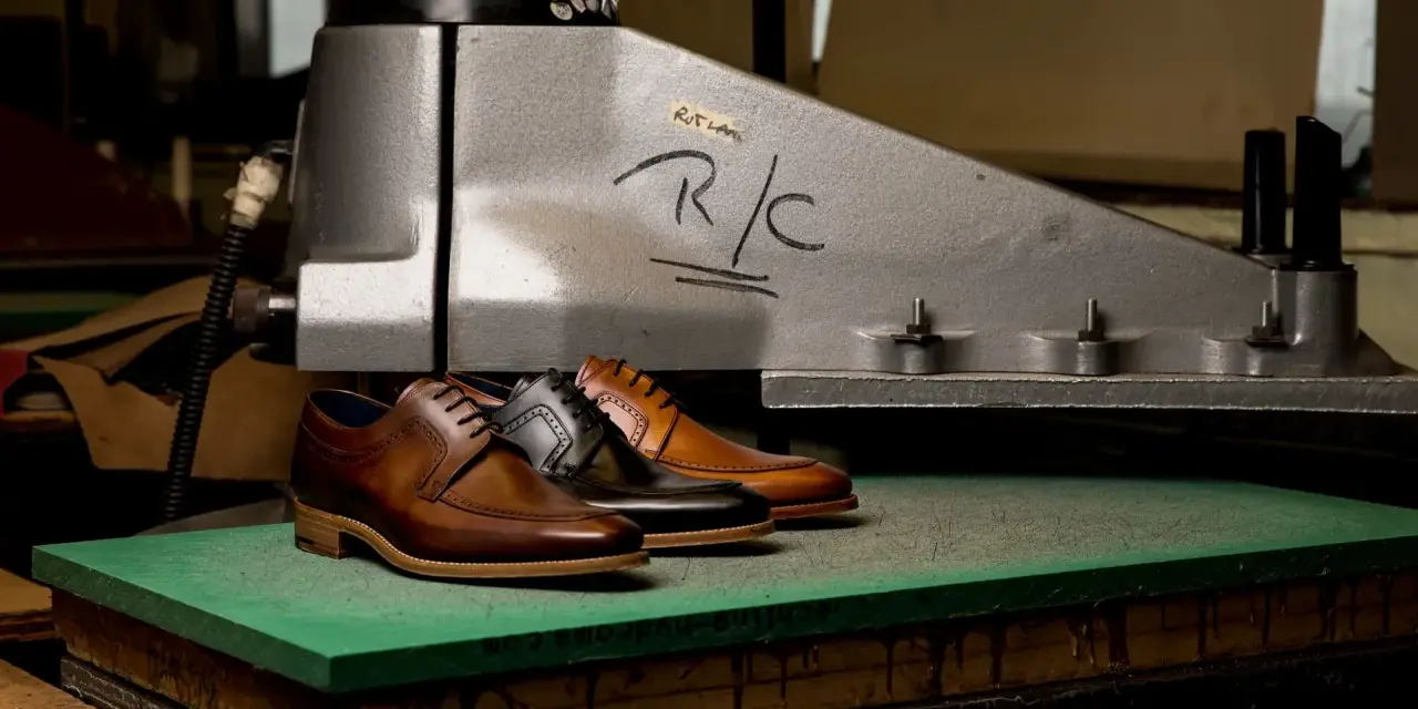 Scarpe eleganti in pelle marrone e nera, pronte per essere lavorate per ammorbidire la pelle.