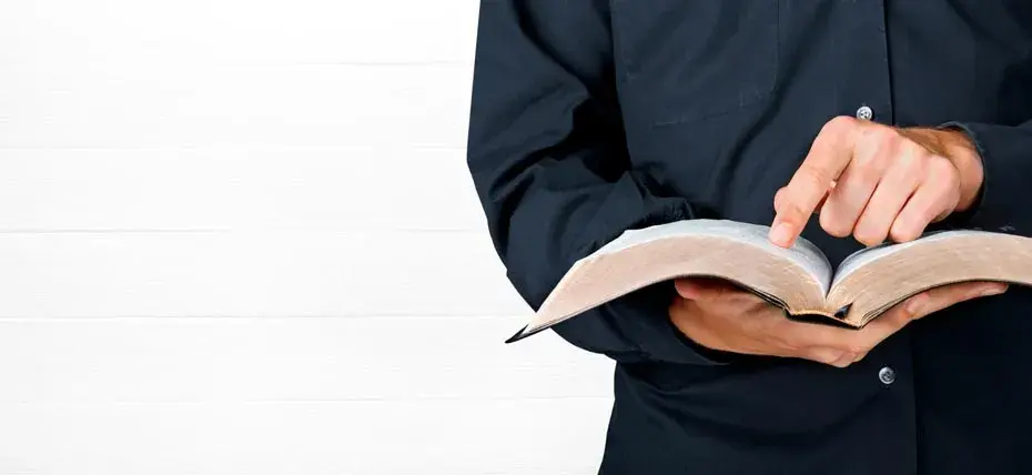 Kiedy do księdza przed ślubem? Kluczowe terminy, które musisz znać