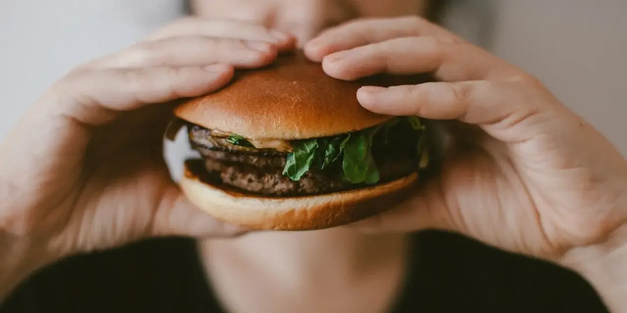 Ile waży burger wołowy? Rozkładamy go na czynniki pierwsze!