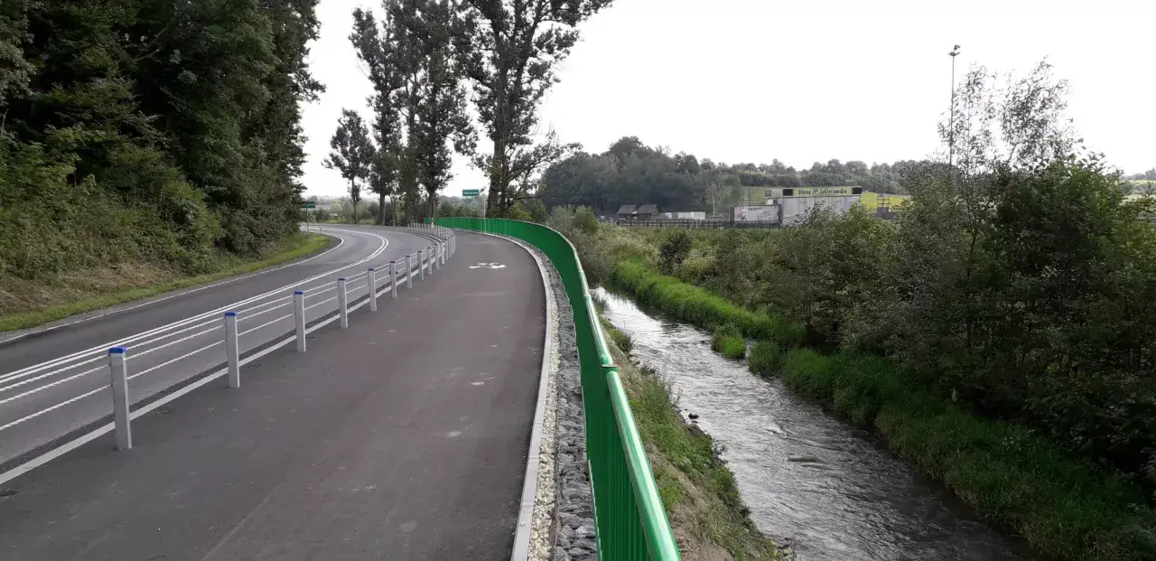 Nowa ścieżka rowerowa wzdłuż rzeki, idealna na przejażdżkę velo rudawa.