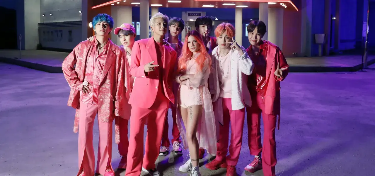 BTS und Halsey in pinken Outfits, ein Bild, das die vielen BTS Spotify Streams feiert.