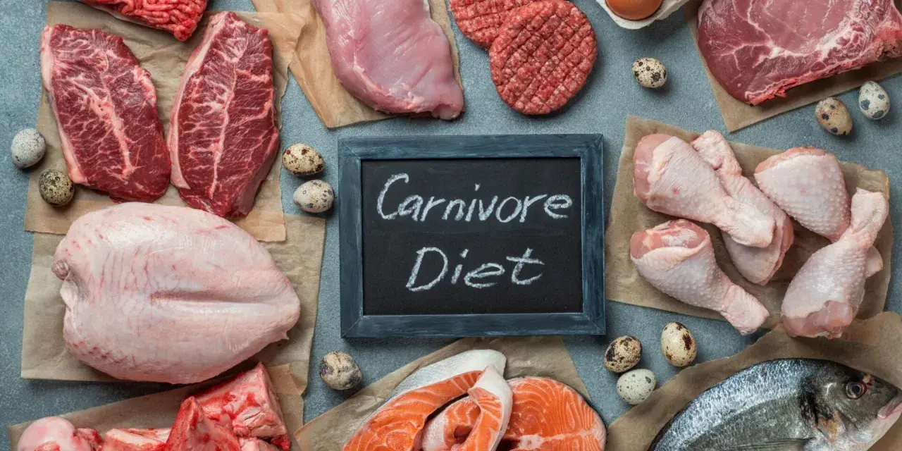Różnorodne mięsa, ryby i jaja na stole. Tabliczka z napisem "Carnivore Diet" sugeruje potencjalne dieta karniwora efekty.