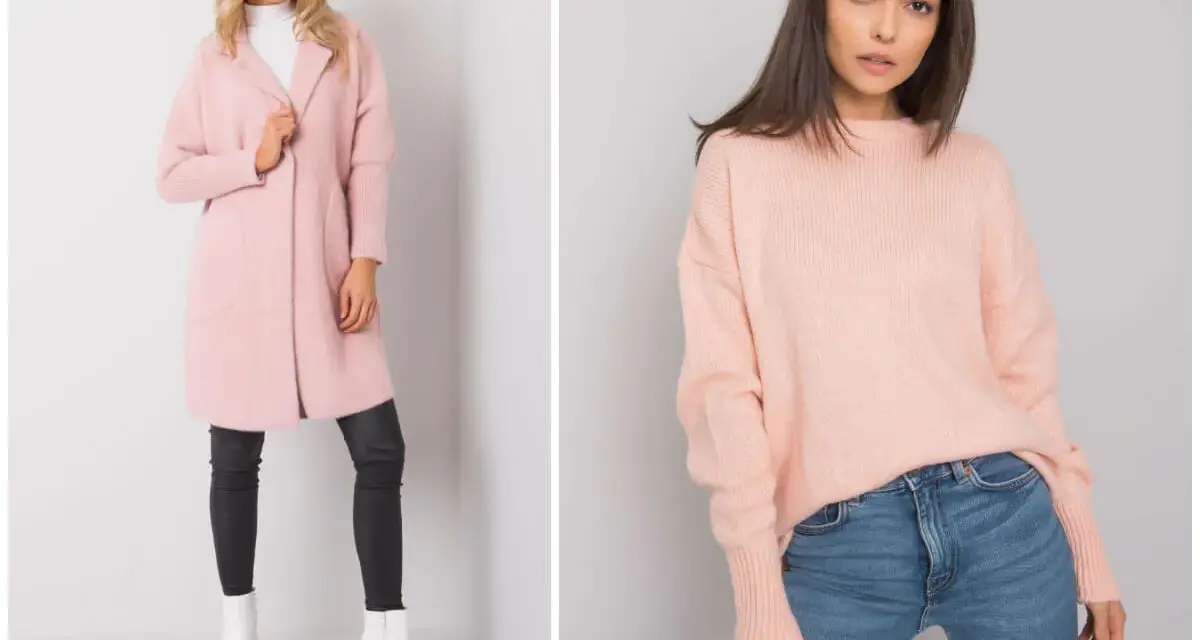 Blondynka w pudrowym płaszczu i brunetka w brzoskwiniowym swetrze. Jaki kolor pasuje do brudnego różu? Biel i jeans!