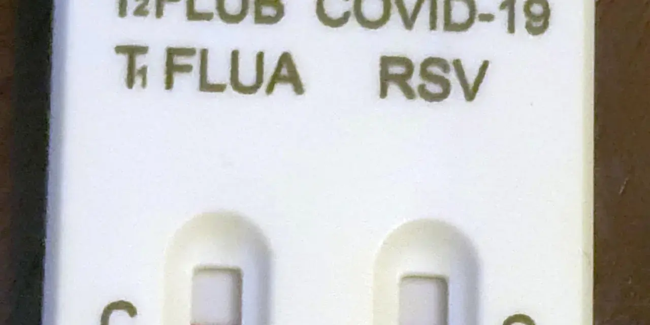 Test combo wyniki: dwa paski kontrolne C i T, wskazujące na obecność COVID-19, grypy i RSV.