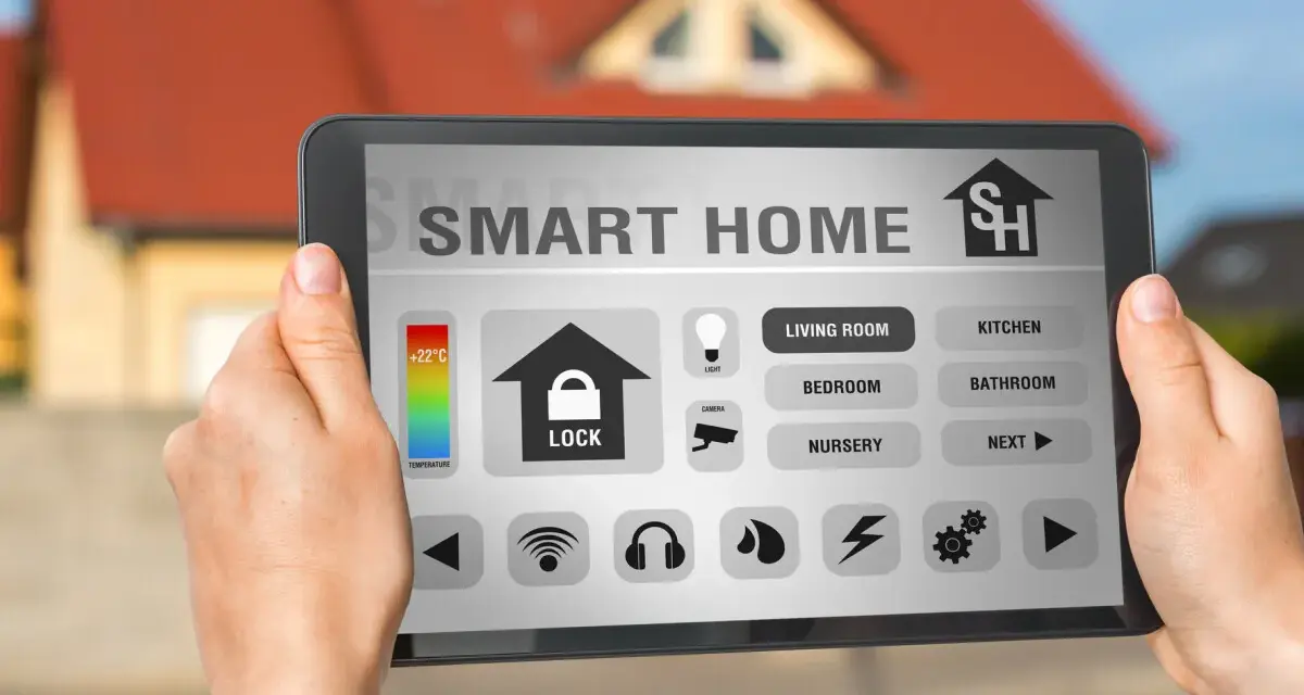 Tablet mit App zur Steuerung des smart home einrichten. Anzeige von Temperatur, Schloss, Licht und Räumen wie Wohnzimmer.