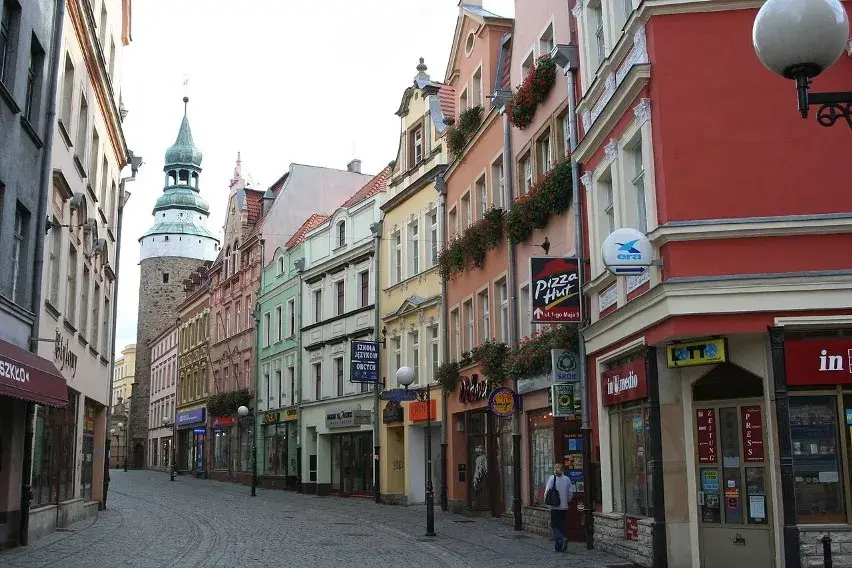 Jelenia Góra ile mieszkańców? Zaskakujące zmiany w demografii miasta