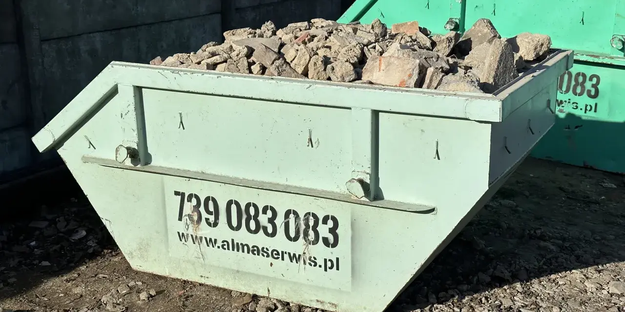 Jasny zielony kontener 5m3 wymiary, wypełniony gruzem. Na boku numer telefonu i adres strony www.