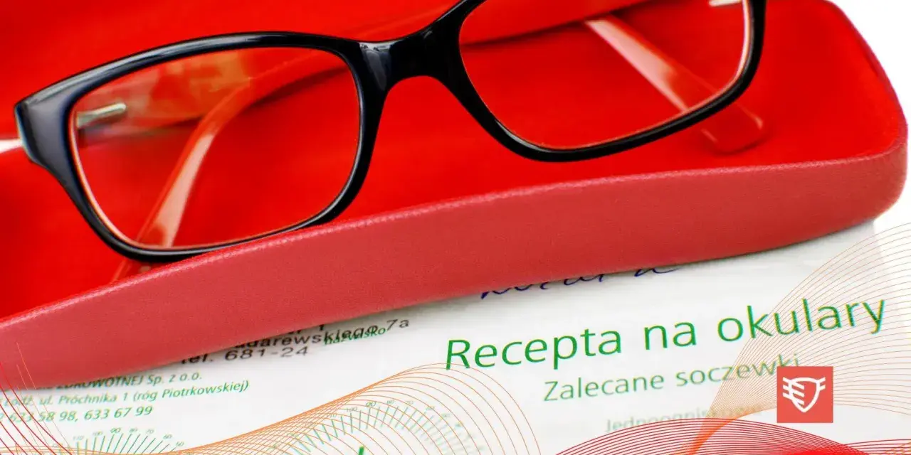Okulary w etui na tle recepty. Ważność recepty na okulary jest kluczowa dla zakupu odpowiednich soczewek.