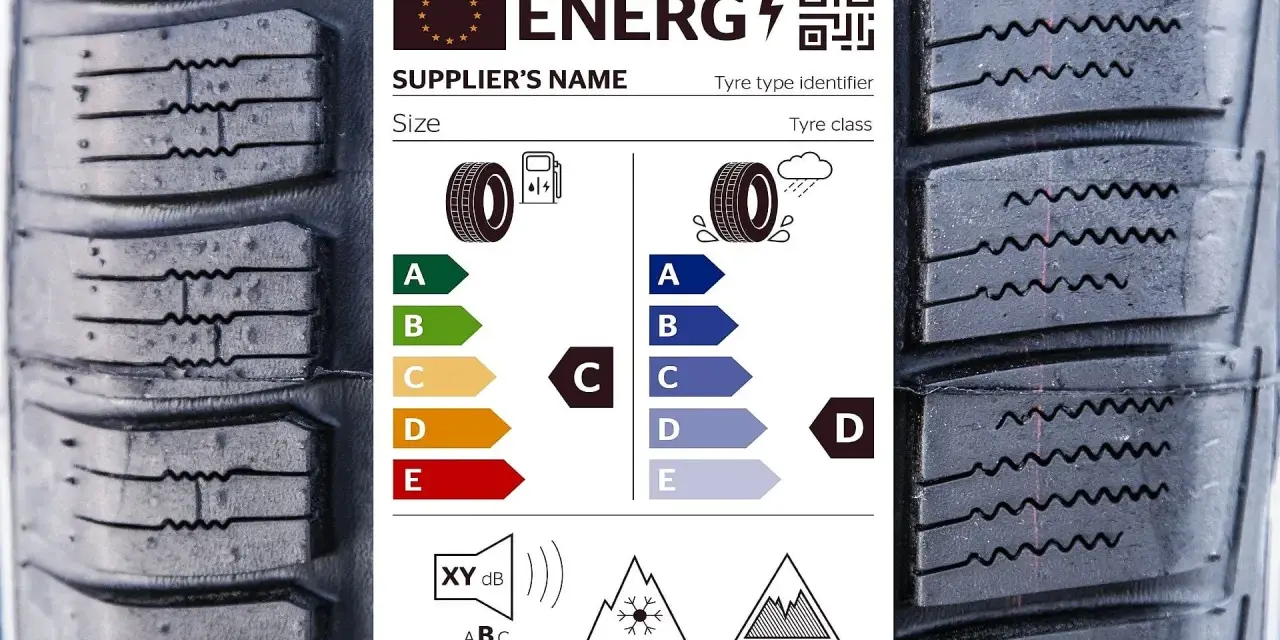 Szczegółowe etykiety opon z klasyfikacją energetyczną, przyczepnością na mokrej nawierzchni i poziomem hałasu.