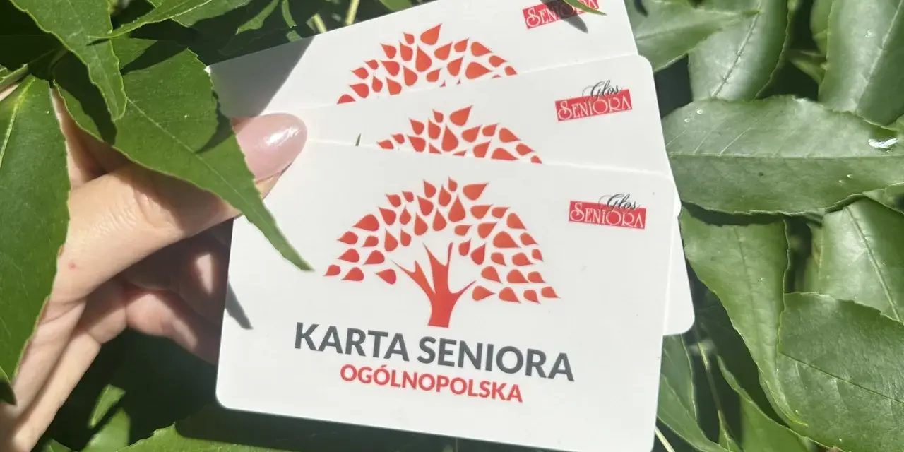 Karta Seniora z symbolem drzewa i napisem "Karta Seniora Ogólnopolska". Wygląda jak ważny dokument dla seniorów.