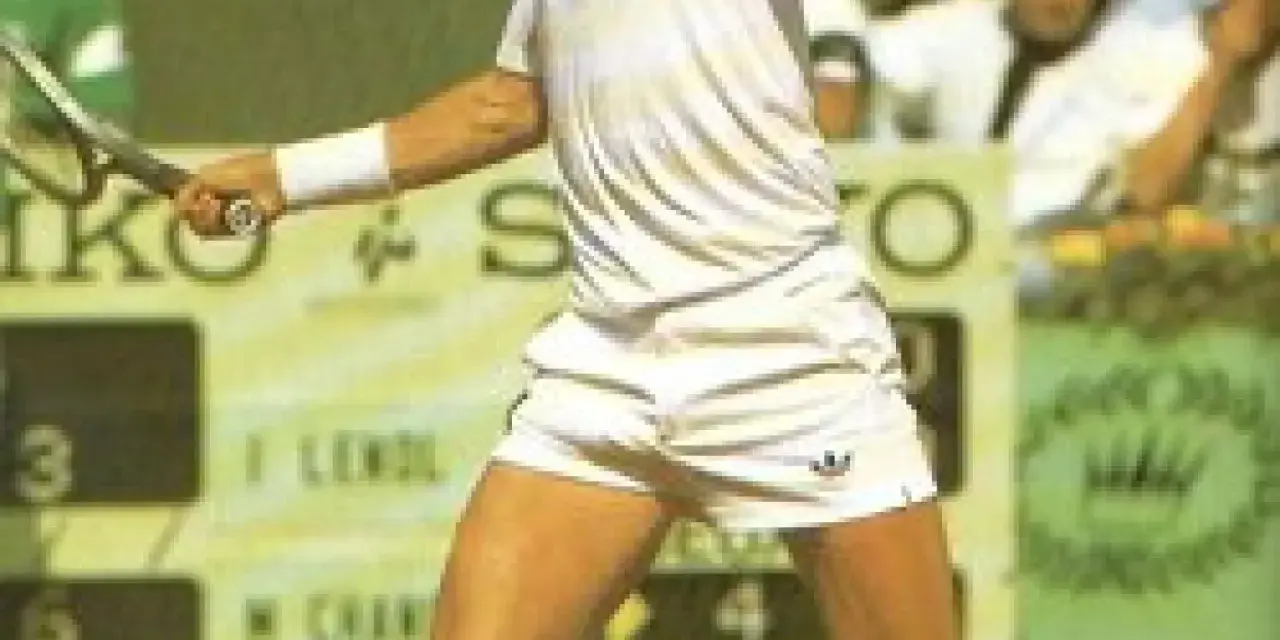 Tenista Ivan Lendl en acción, con su raqueta lista para el golpe.