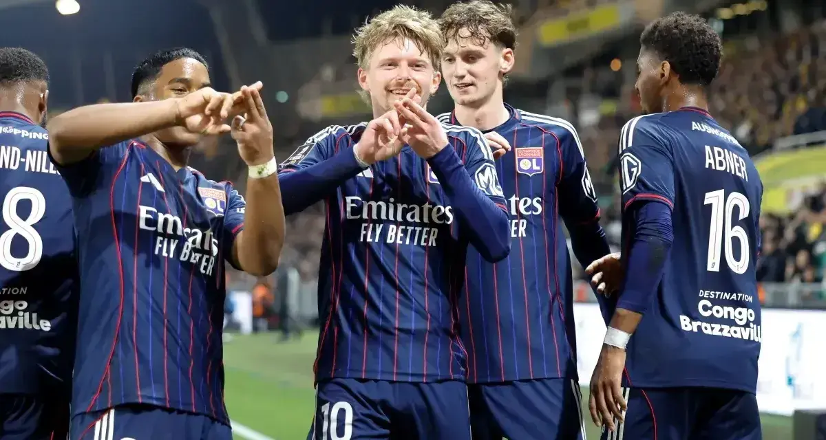 Piłkarze Olympique Lyon świętują zwycięstwo nad OGC Nice. Radość na twarzach zawodników po udanym meczu.