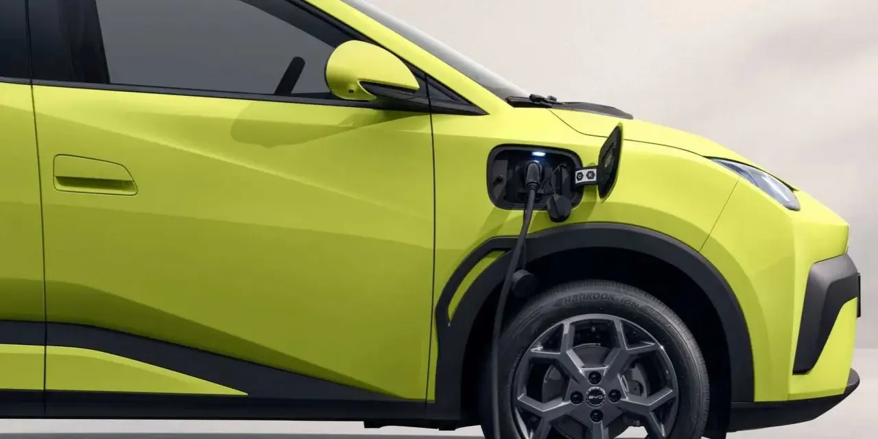 Auto elettrica verde in carica, un passo verso il futuro della mobilità sostenibile in Veneto.