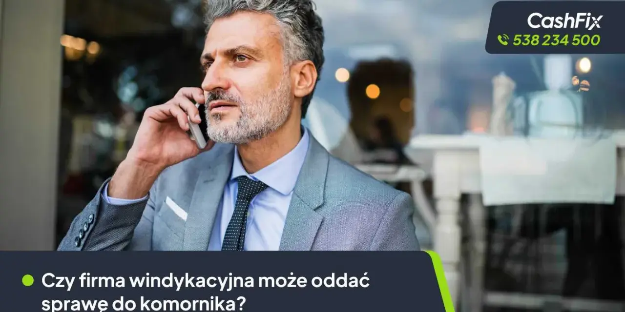 Mężczyzna w garniturze rozmawia przez telefon. Pytanie brzmi: "Czy firma windykacyjna może oddać sprawę do komornika?".
