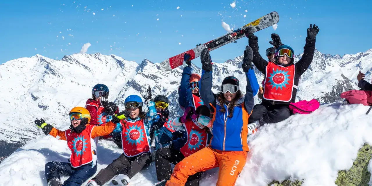 Enfants joyeux en ski, ski, et moniteur lors d'un bafa stage d'approfondissement en montagne.