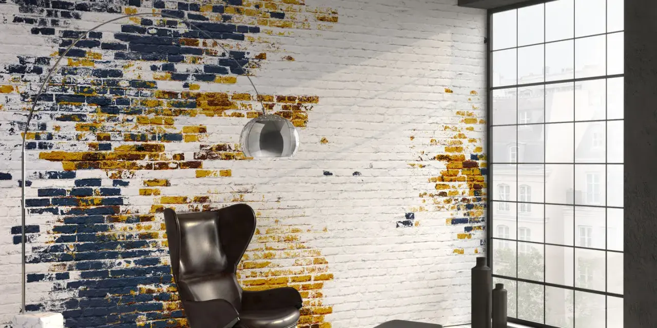 Un muro interno rovinato può diventare un punto focale con un effetto mattoncino bianco sporco e macchie di blu e giallo.