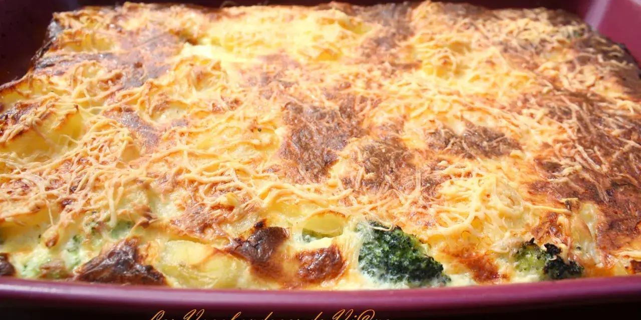 Un gratin brocolis pomme de terre doré et gratiné, prêt à être dégusté.