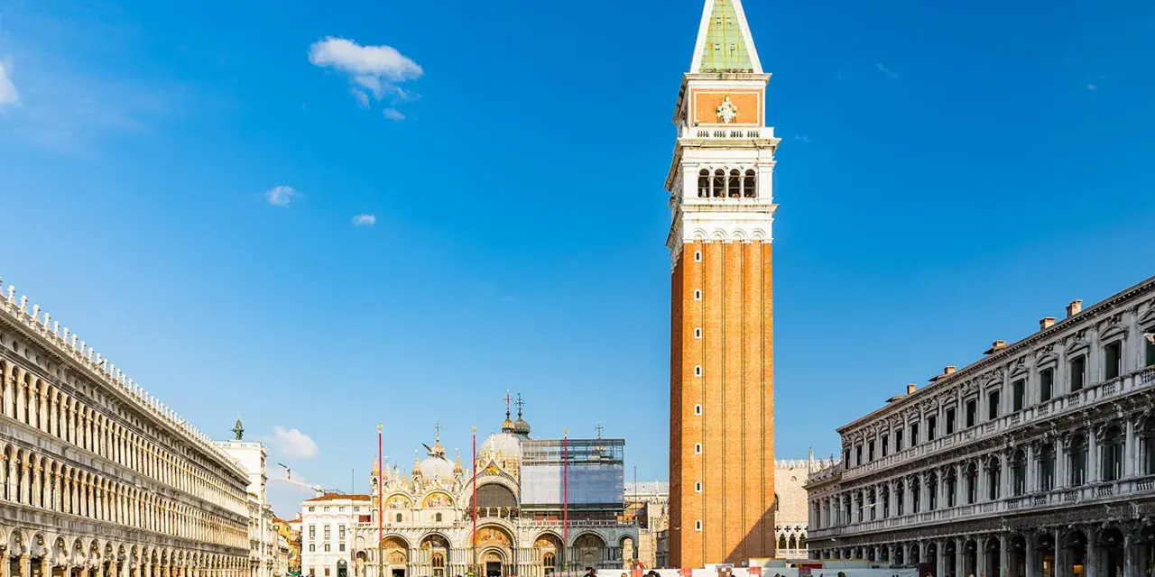 La salita al campanile di San Marco offre una vista mozzafiato su Piazza San Marco, Venezia.