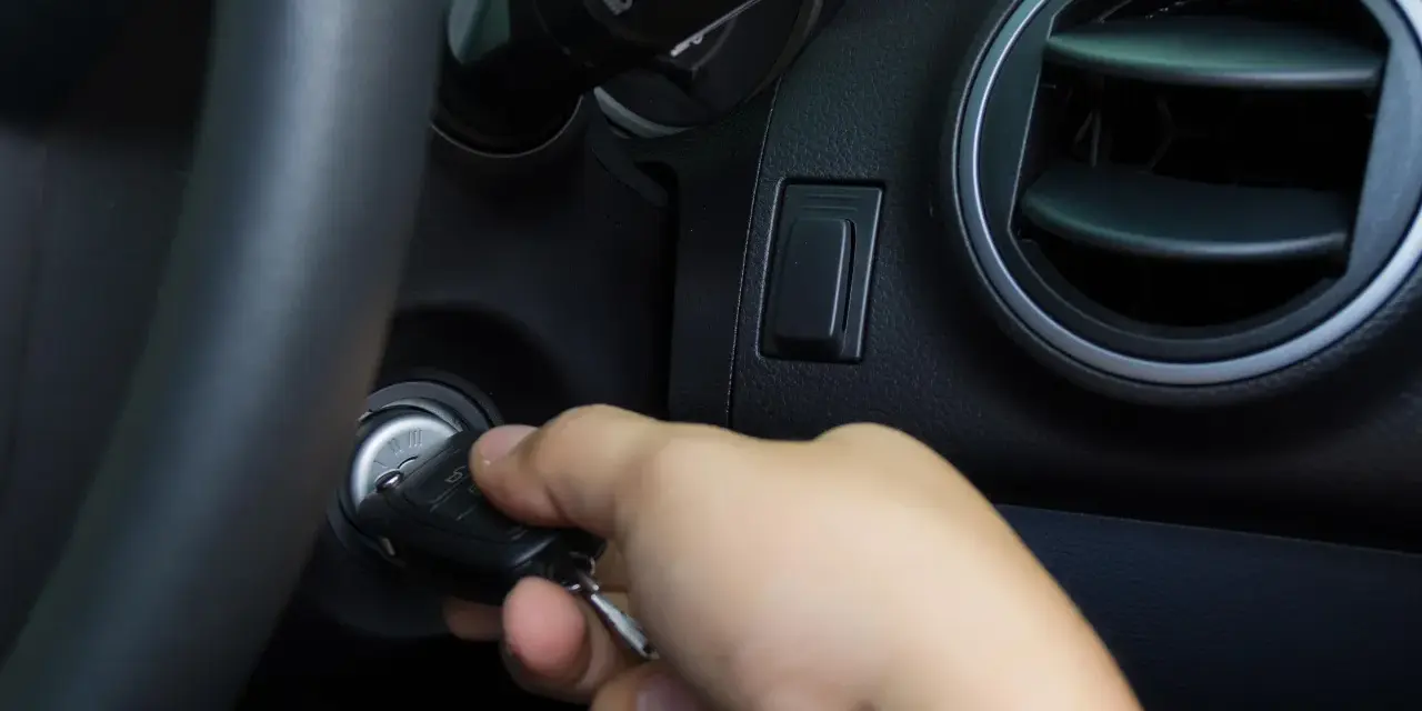 Mano inserisce la chiave nel quadro, ma la macchina non si accende. Si sente solo un click.