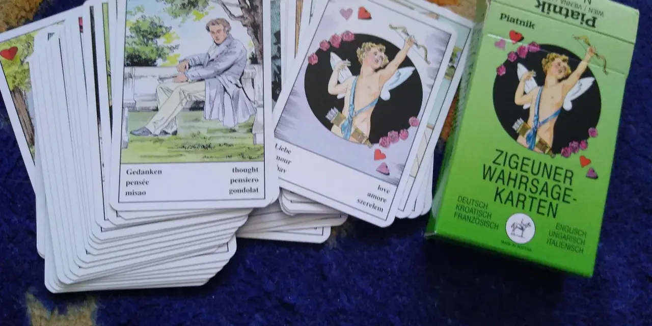 Talia kart **tarot cygański** Piatnik z wizerunkami amora i mężczyzny w zamyśleniu.
