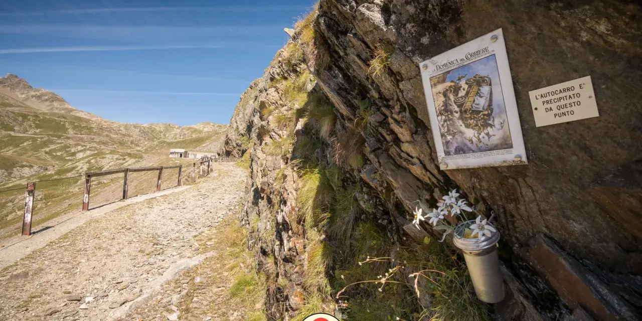 Un ricordo commovente sul passo Gavia, dove un tempo un autocarro precipitò. Un luogo suggestivo per un viaggio in moto.