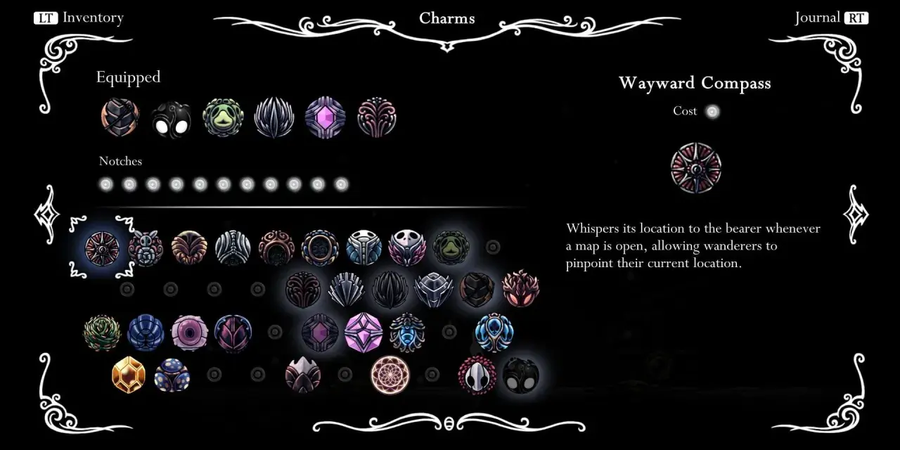 Inventario de amuletos Hollow Knight. Se muestran los amuletos equipados y disponibles, incluyendo el Wayward Compass.
