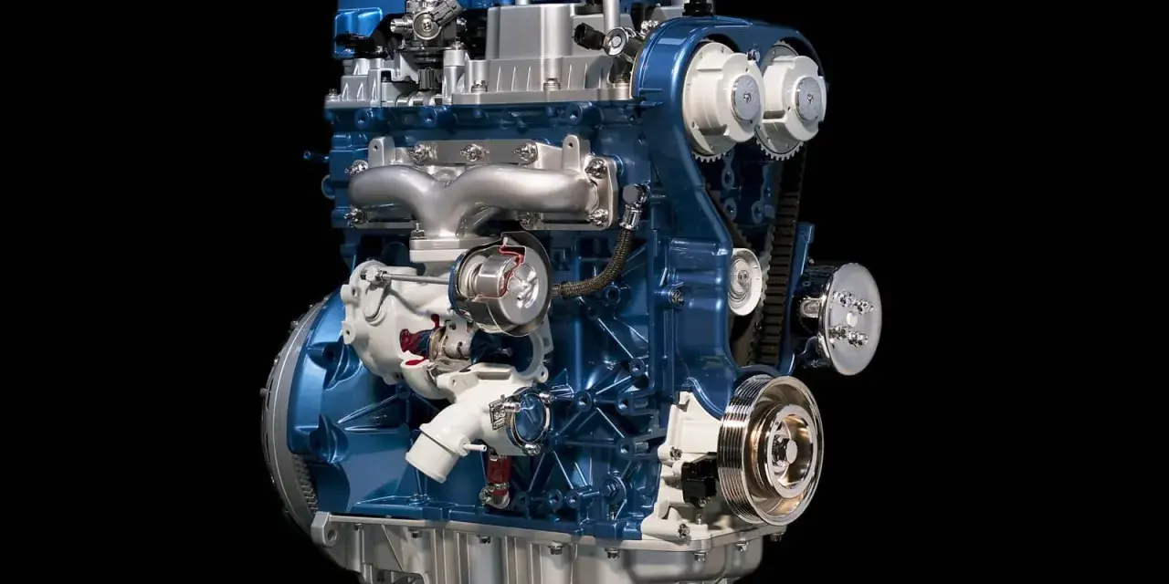 Błękitny silnik 1.6 Ecoboost z turbosprężarką i paskiem rozrządu, gotowy do pracy.