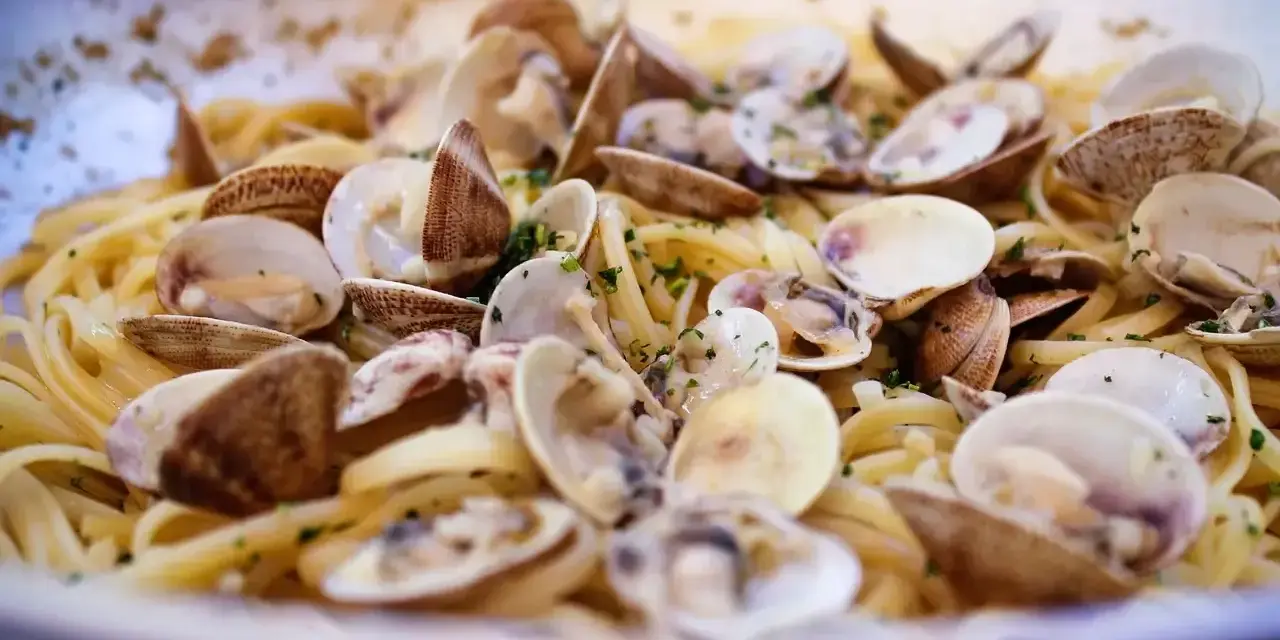Spaghetti alle vongole cremosi come al ristorante, un piatto ricco di sapore e profumo di mare, pronto per essere gustato.