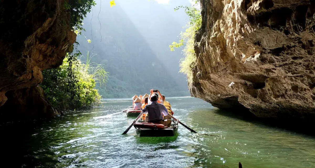Gita in barca tra le formazioni rocciose del Vietnam. Un'esperienza da non perdere per scoprire cosa vedere in questo paese.