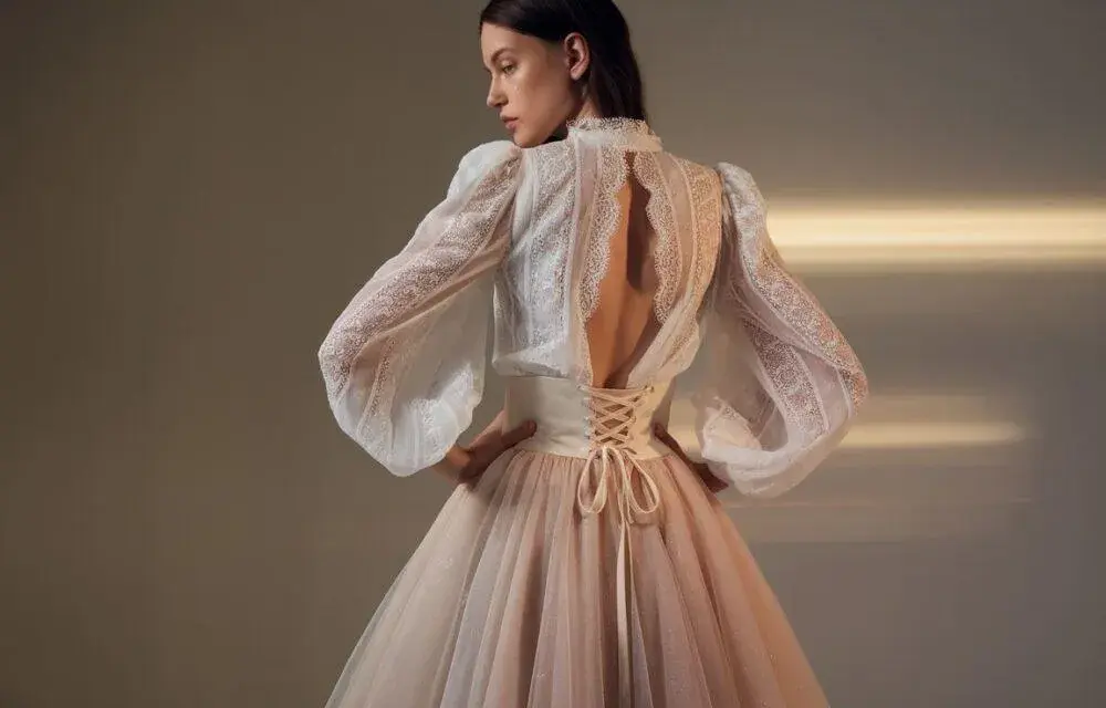Tiulowa spódnica: Jaka bluzka? Elegancja, luz i rockowy pazur