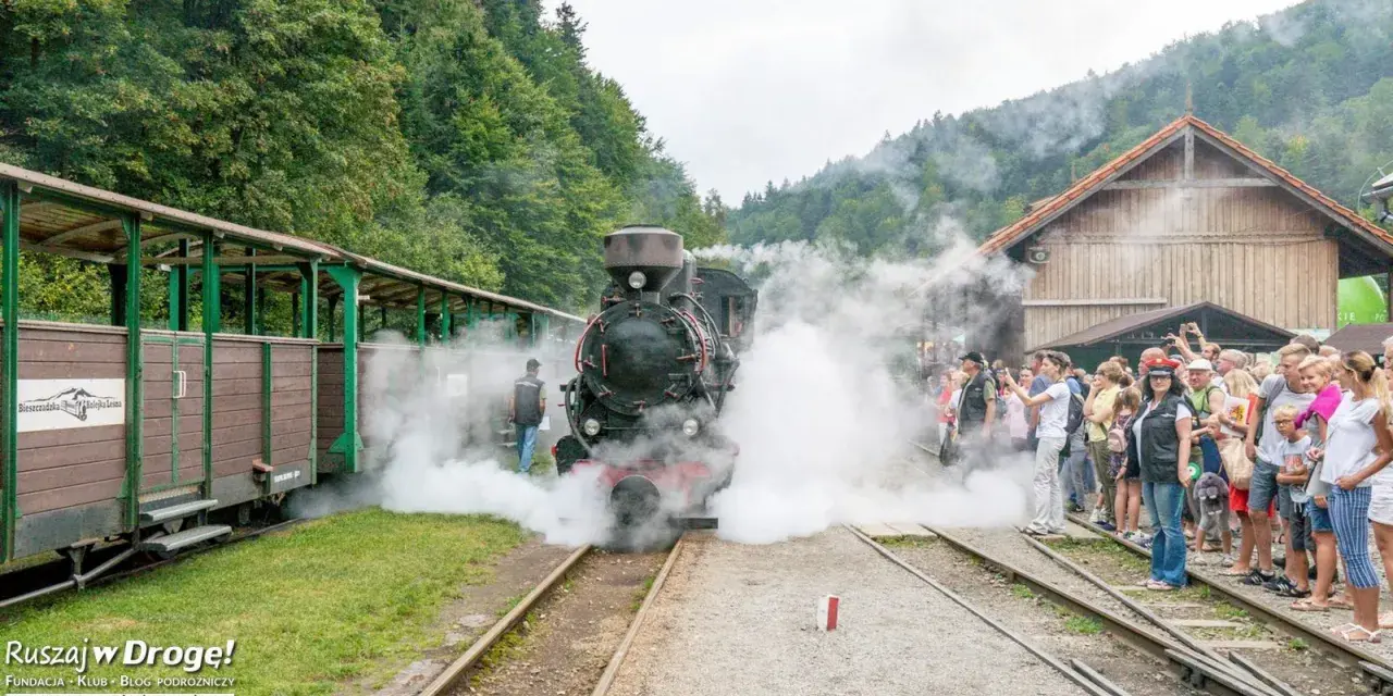 Para z parą z lokomotywy na stacji w Bieszczadach. Rodziny z dziećmi z zachwytem obserwują pociąg.