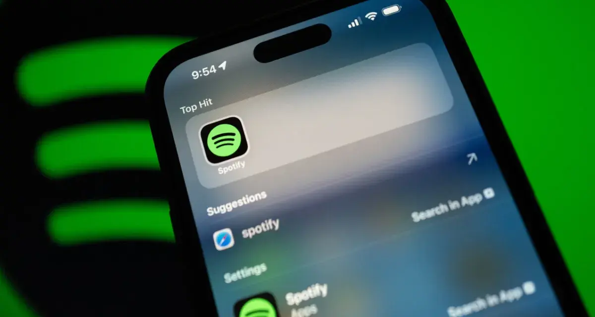 Telefon z aplikacją Spotify, sugerującą muzykę w jakości **spotify lossless**. Zielone logo Spotify w tle.