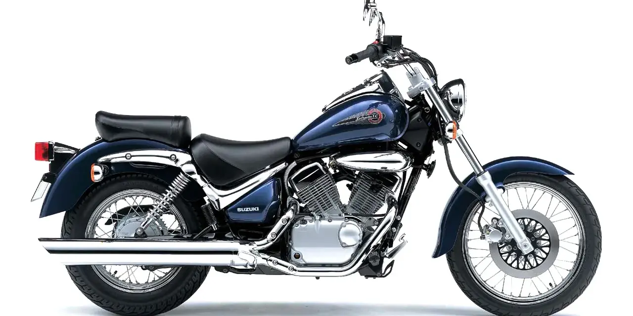 Stylowy, ciemnoniebieski motocykl Suzuki Intruder z chromowanymi elementami, gotowy na przygodę.