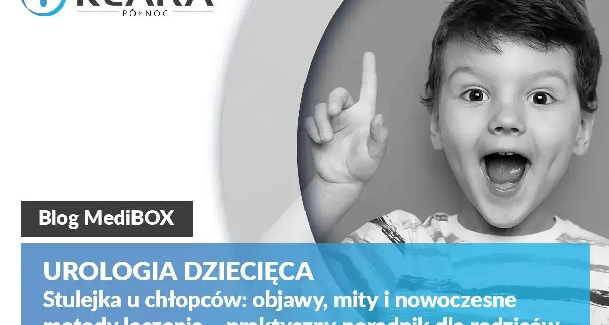 Uśmiechnięty chłopiec z uniesionym palcem, symbolizujący wiedzę o problemie stulejka u dziecka. Poradnik urologii dziecięcej.