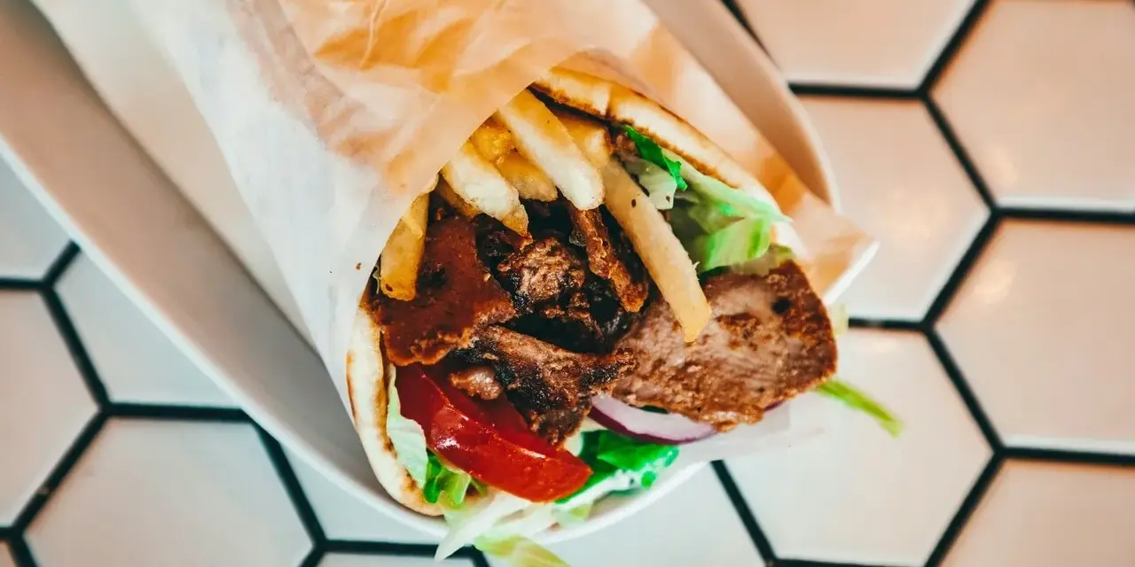 Kebab w bułce: Od 600 do 1500 kcal! Jak wybrać ten lżejszy?
