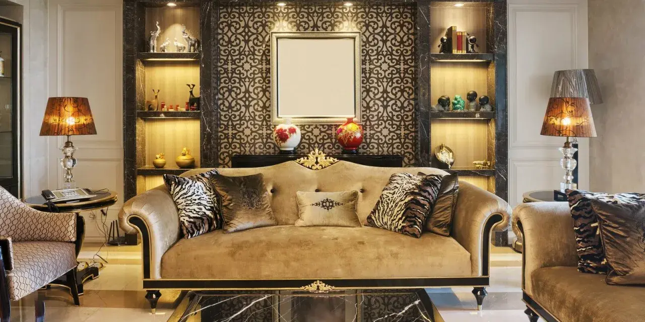 Elegancki salon z kanapą i fotelami, inspirowany stylem art deco w Polsce. Wnętrze zdobią ozdobne wzory i złote detale.