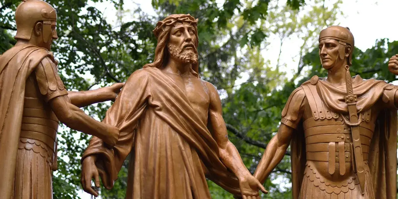 Brązowe rzeźby Jezusa w koronie cierniowej i dwóch rzymskich żołnierzy, symbolizujące moment pojmania, budzą głębokie refleksje o mistycyzmie i cierpieniu.