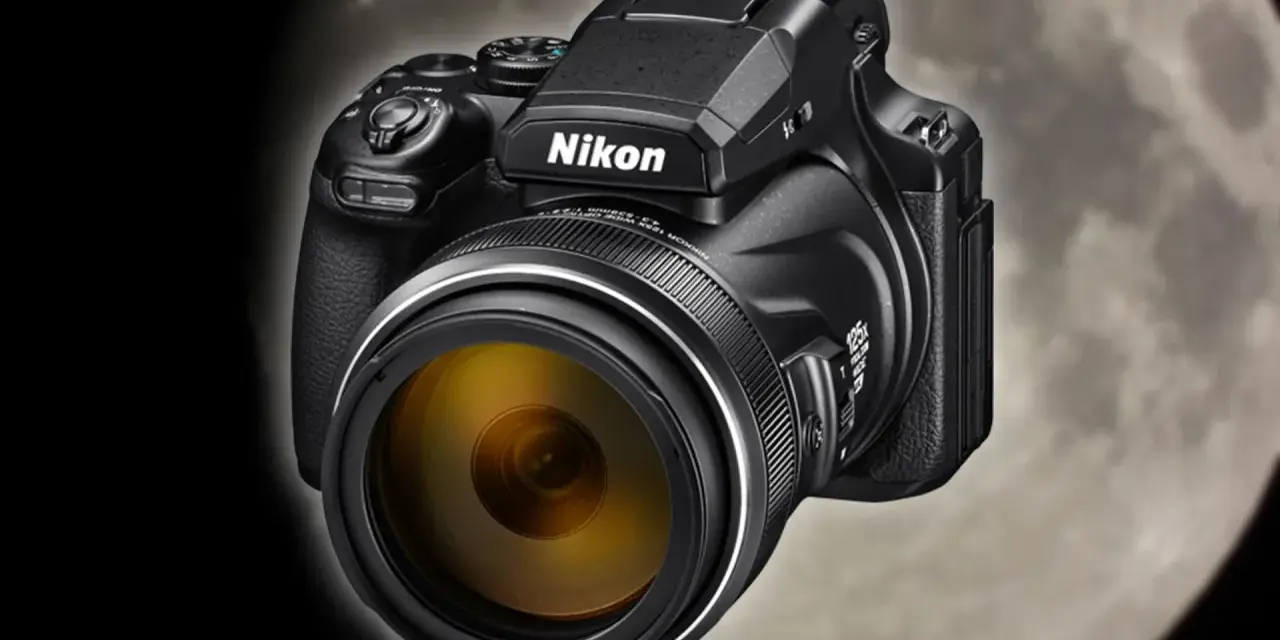 Czarny aparat Nikon Coolpix P1000 z żółtym obiektywem na tle księżyca. Idealny do fotografowania odległych obiektów.