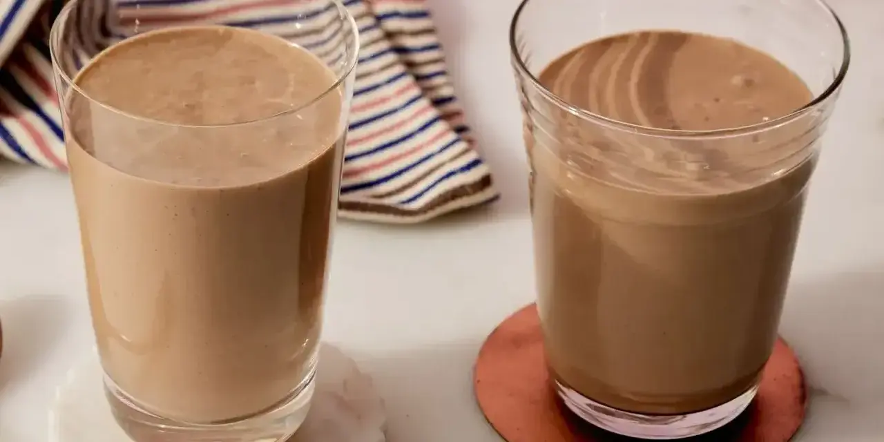 Dwa szklanki pysznego, czekoladowego shake'a proteinowego. Idealny przepis na szybki posiłek lub regenerację po treningu.