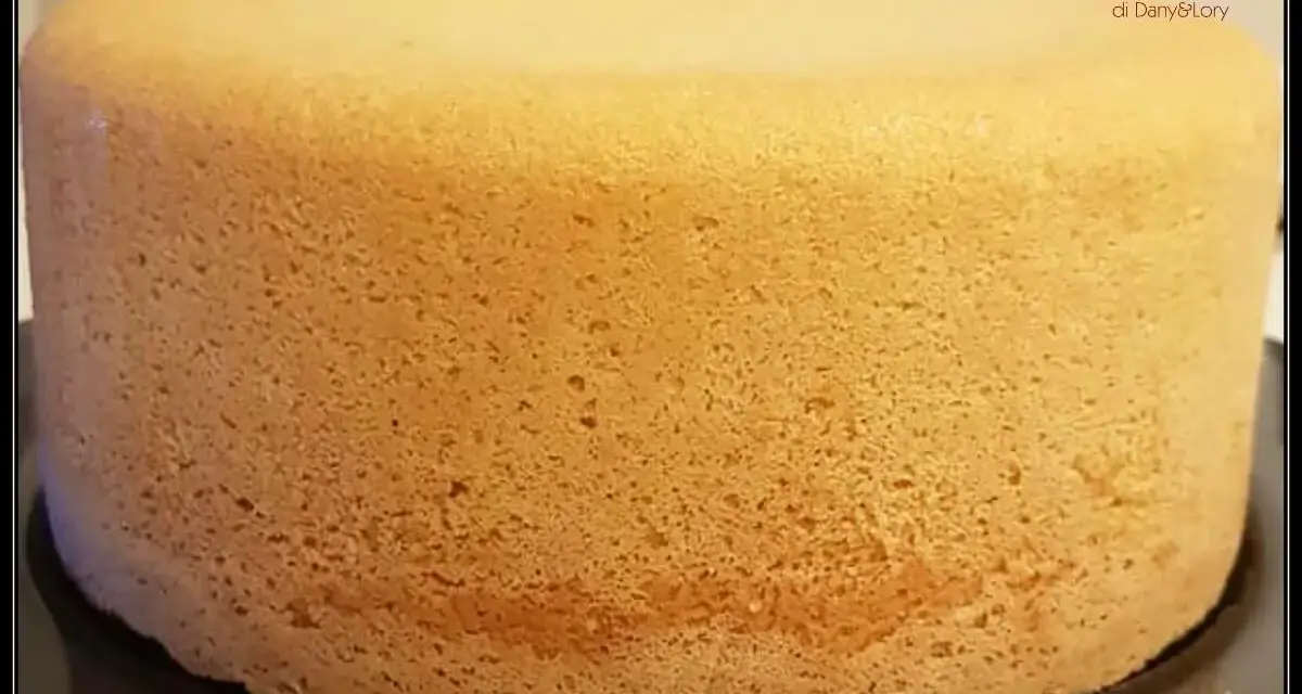 Pan di spagna sofficissimo con lievito, dalla consistenza ariosa e dorata, pronto per essere farcito.