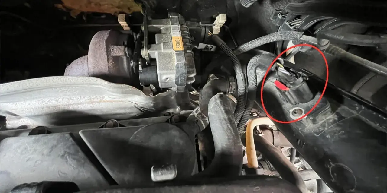 Wtyczka czujnika zaznaczona na czerwono, potencjalny problem z dtc p1335 ford.