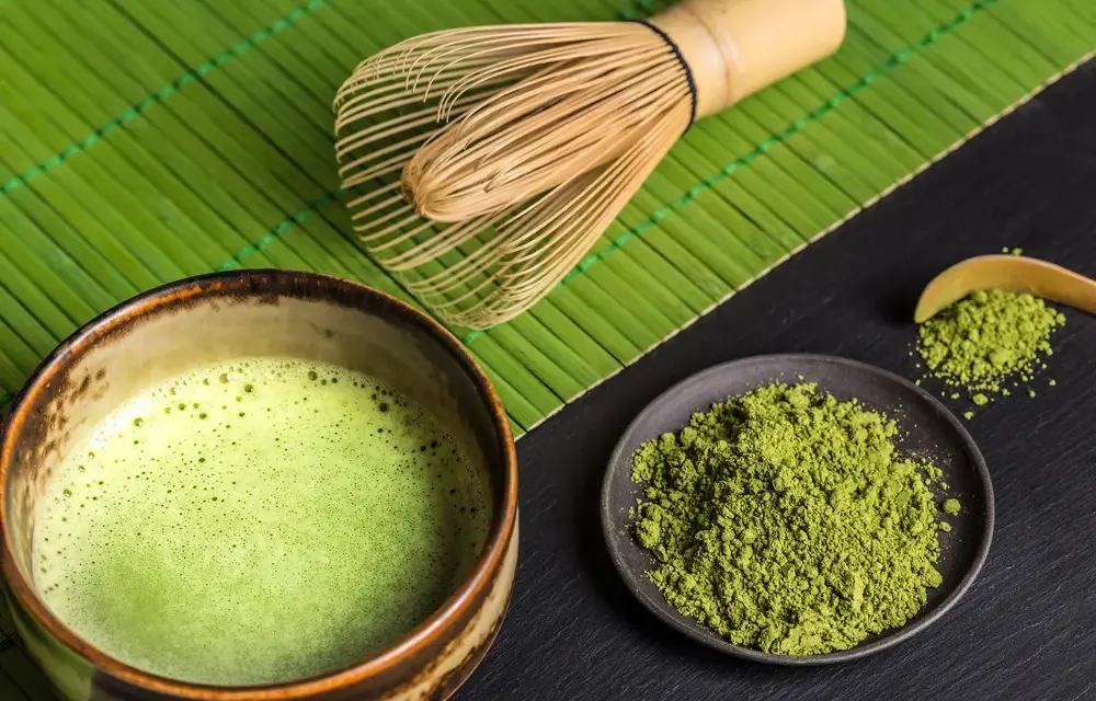 Matcha: co to jest? Właściwości, rodzaje, przygotowanie i zakup