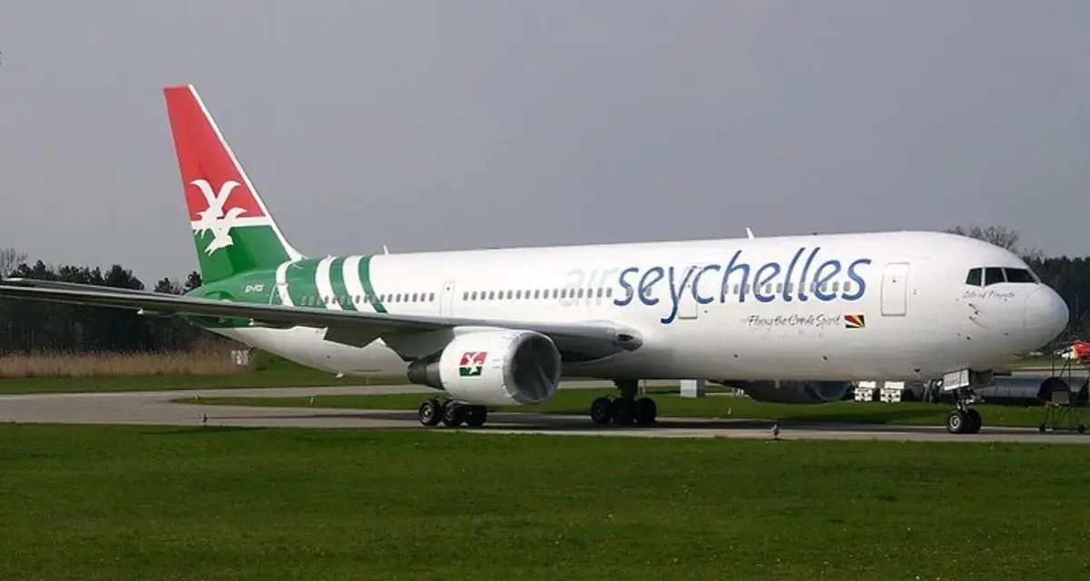 Samolot Air Seychelles na płycie lotniska, gotowy do startu.