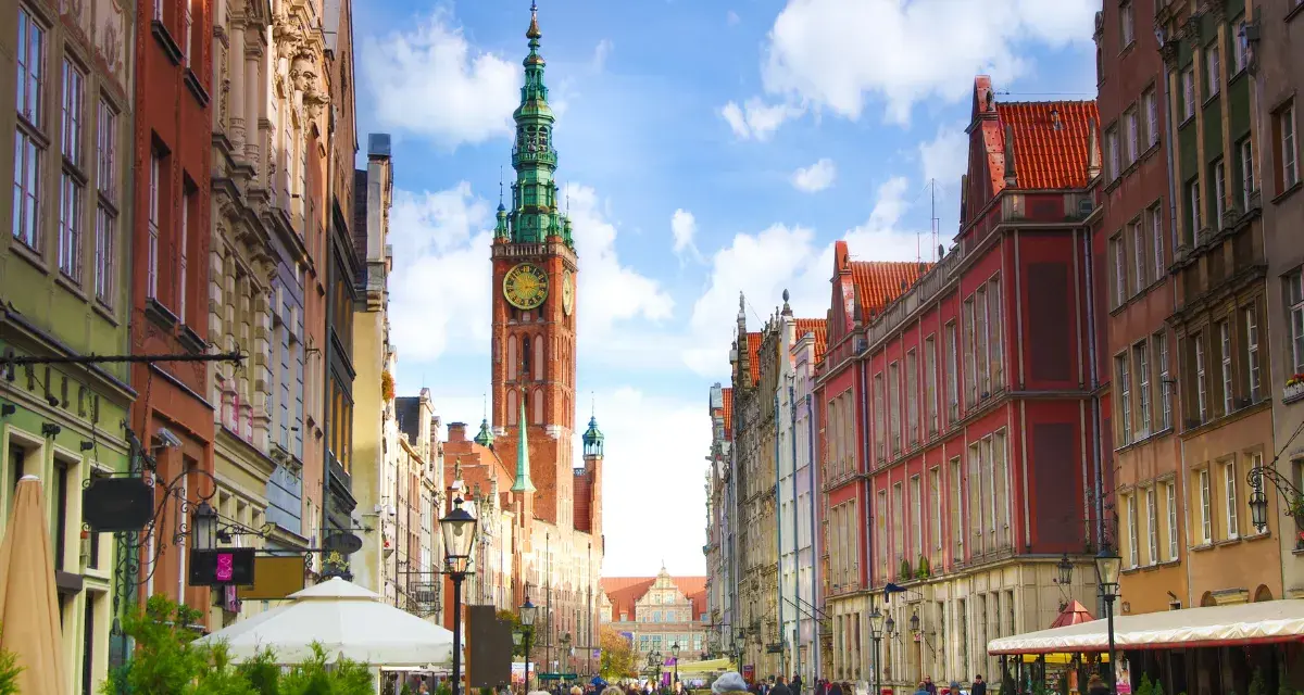 Spacer po Długiej w Gdańsku. Warto zobaczyć Ratusz Głównego Miasta i kolorowe kamienice.
