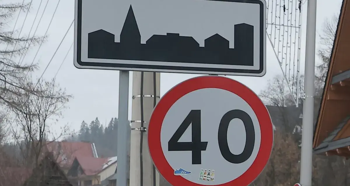 Znak informuje o wjeździe na teren zabudowany. Ograniczenie prędkości do 40 km/h.