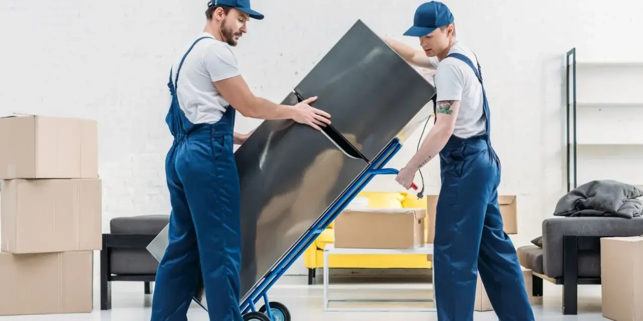Jak przewieźć lodówkę na leżąco? Uniknij awarii! Kluczowe zasady